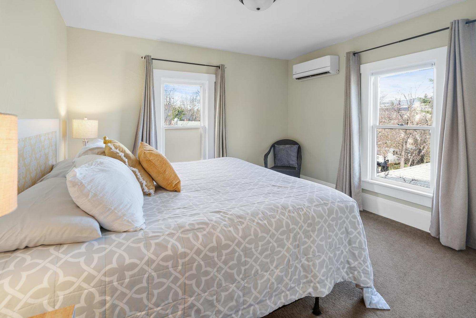 Pioneer Vacation Rentals - Pioneer North Suite Downtown Ашленд Екстериор снимка