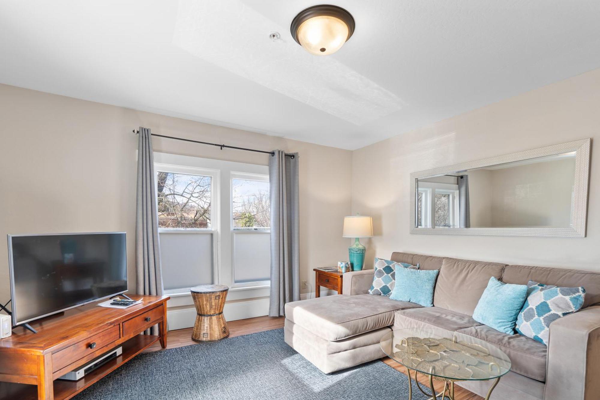 Pioneer Vacation Rentals - Pioneer North Suite Downtown Ашленд Екстериор снимка
